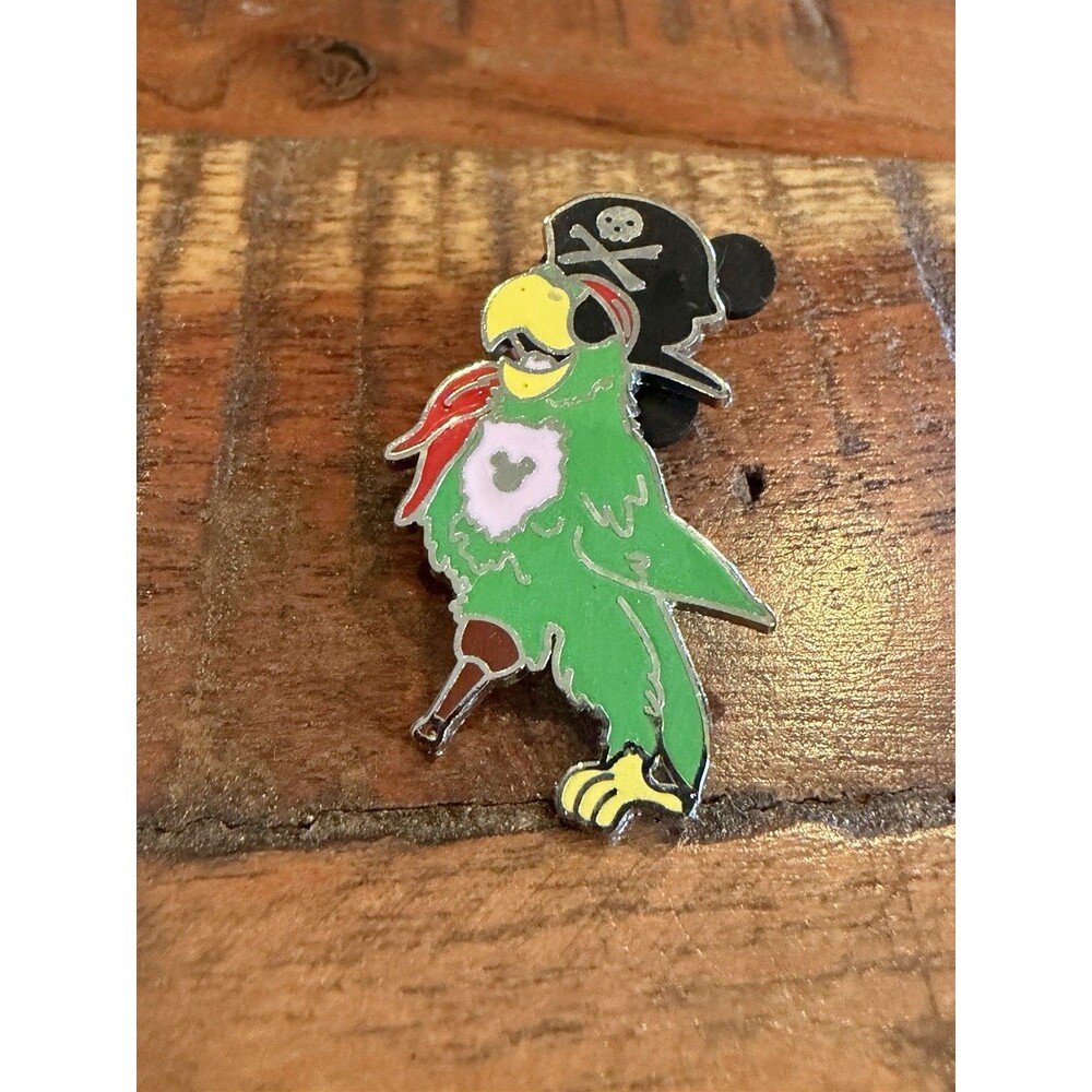 Disney Pin Pirates of The Caribbean Parrot Hidden Mickey 2007 Barker Bird WDW